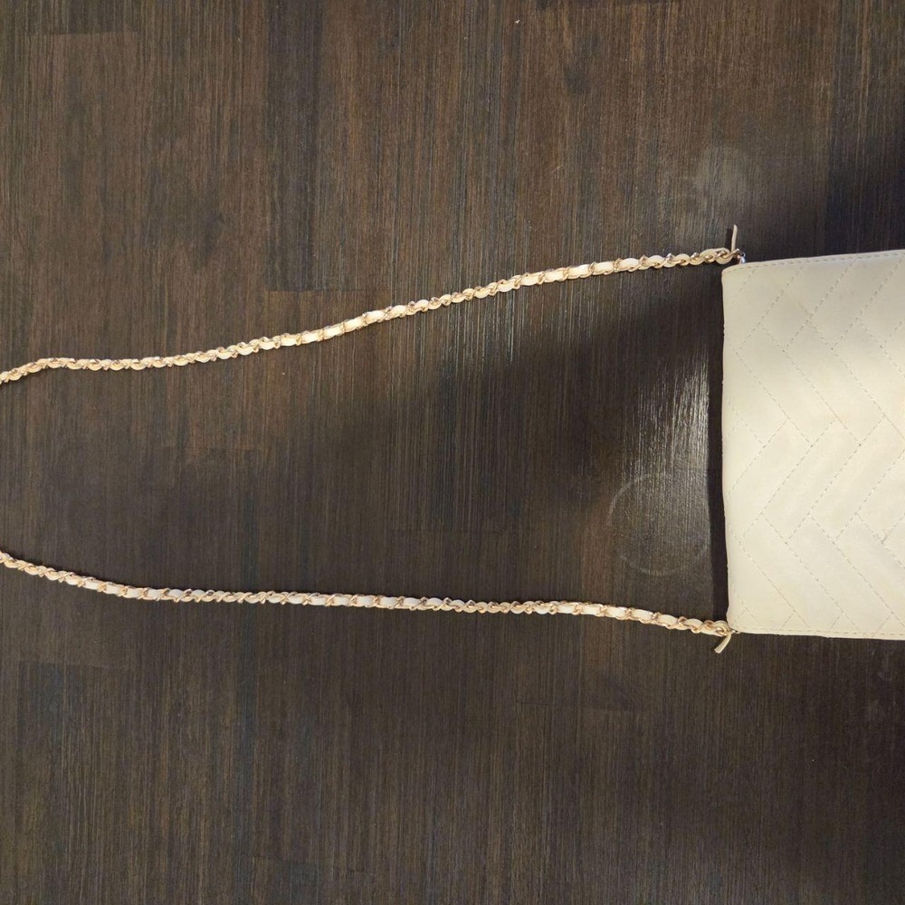 Bebe White Chevron Quilted Crossbody Wallet Bag Gold Chain Strap Purse